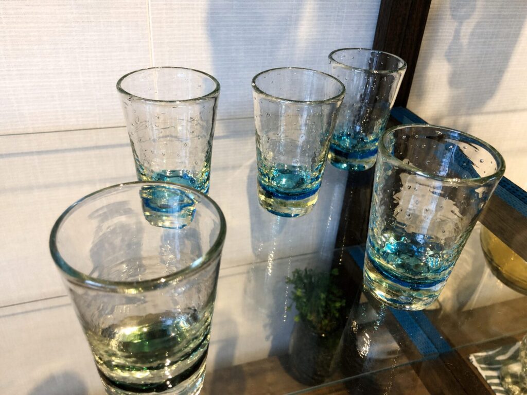 ガラス工房清天の店内に並ぶ琉球ガラス作品