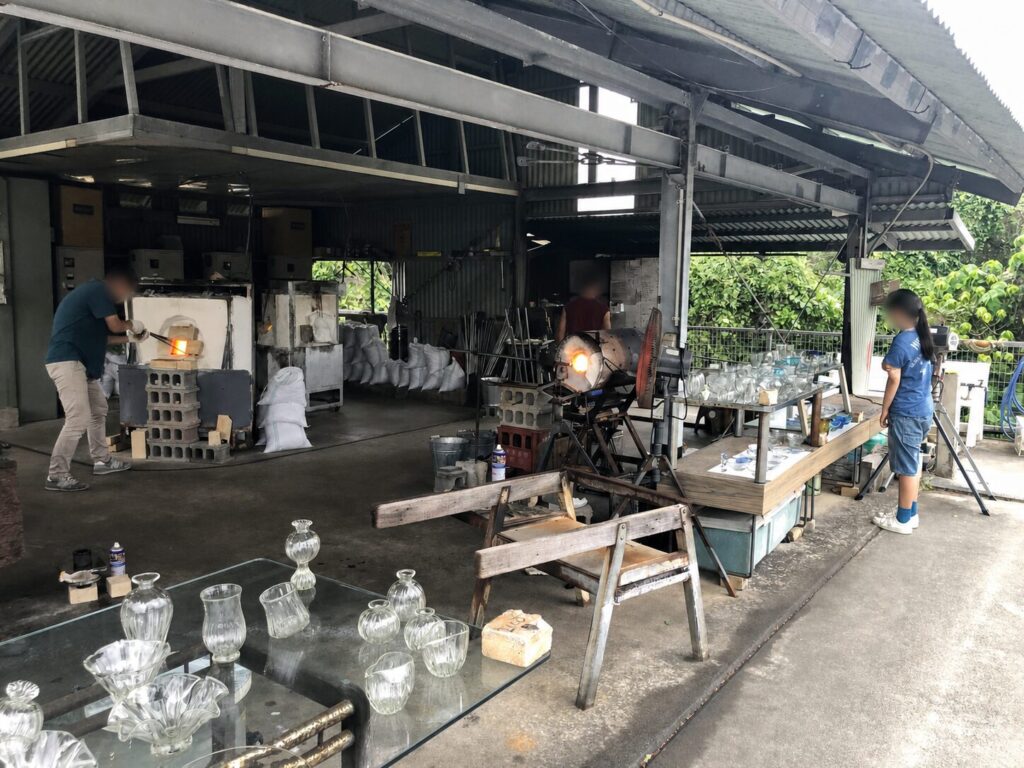 読谷村のガラス工房清天で職人が制作する工房の様子